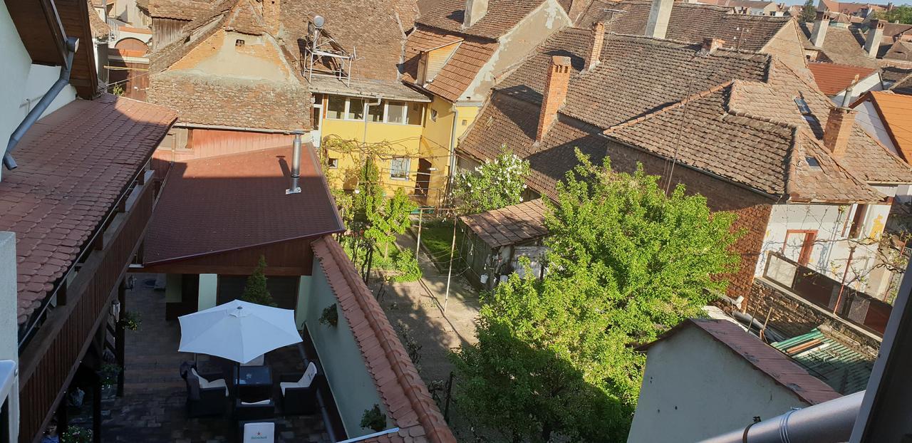 Pensiunea Cocosul Rosu Sibiu Exterior foto